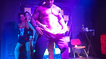STRIPER SCORPION FAZ SEXO AO VIVO NO PALCO COM AS CASADAS