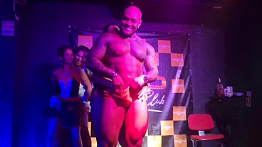STRIPER SCORPION FAZ SEXO AO VIVO NO PALCO COM AS CASADAS