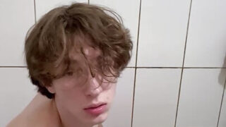 Возбуждённый русский парень медленно дрочит и заканчивает messy камшотом