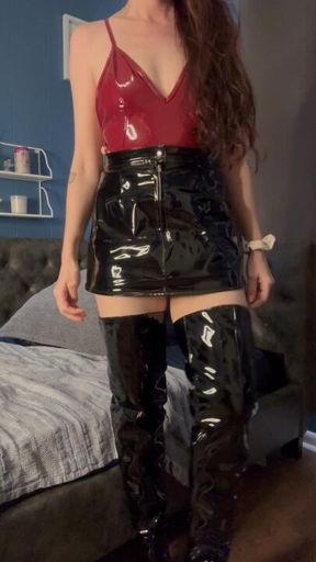 SluttySarah’s Leather Outfit Squeaky Boots Smart, Powerful Women