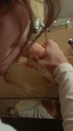Beautiful milf pissing in toilet and find a big dildo! What do Yu think she will do? - Tatas