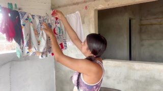 Filmato fatto in casa di una troia amatoriale di 18 anni che si fa scopare duramente nel culo