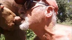 je me deshabille dehors et je suce