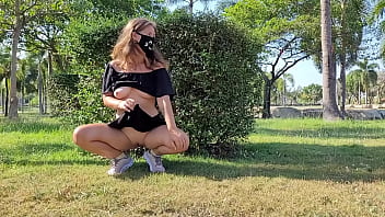 I flash pussy in a public park