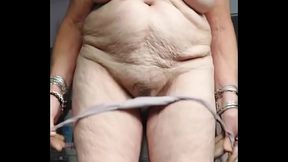 Oma neukt harige kut met komkommer