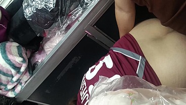 En el local de una madura follando sin hacer ruido