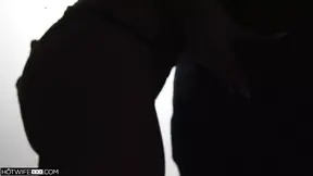Kleine slet zuigt en rijdt super dikke lul
