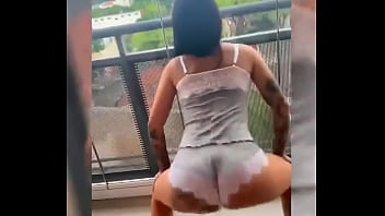 Rebolado gostoso dessa morena tatuada