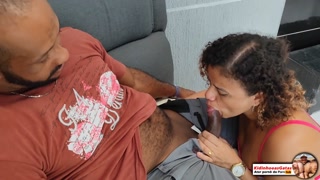 Estava sozinha em casa, quando o vizinho veio trazer a ferramenta,o safado quando me viu logo quis m