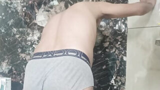 Nézd, ahogy ez a szőrös indiai meleg tanár és zsaru apa keményen maszturbál forró POV akcióban