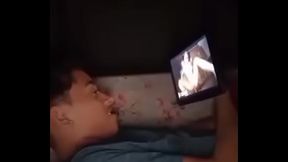 Novinho se masturba