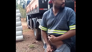 Trabalhador se Masturbando na Obra escondido atr&aacute_s do Caminh&atilde_o da Empresa