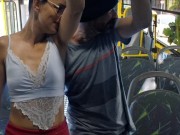 Estudante deixa homem esfregar pau em sua bunda no ônibus e fode em público!
