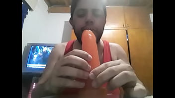 Chupando el juguete de mami 4