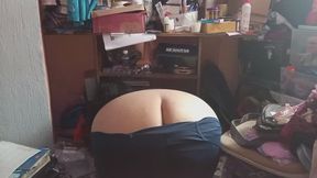 Tight Leggings, Messy Corner & a Hint of My Butt Crack