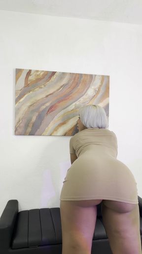 Amateur onlyfan shows off her ass
