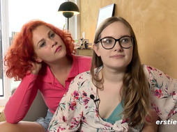 Ersties - Luna und Helena lassen beim Twister nichts unversucht