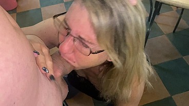 The housekeeper squirts after taking it in the ass
