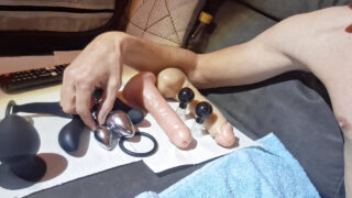 Любители геев с большими членами дрочат, трахают задницы дилдо и анальными пробками, а затем взрываются горячими спермой