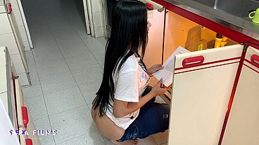 Ambar Prada shows her beautiful ass cleaning the kitchen