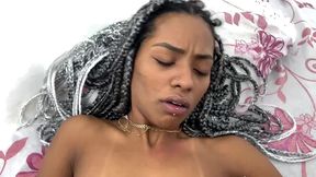 pegando a morena de jeito e gozando em cima dos pes dela