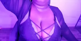 Natuurlijke grote tieten VRiendin geeft geile kussen tijdens de live streamen