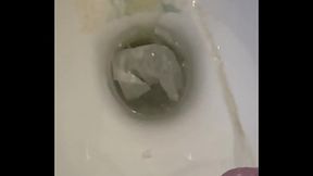 Look at a dirty, smelly, pissing fat cock - Godetevi la visione di un maschio che fa un bella pisciata con un grosso cazzo sporco e odoroso