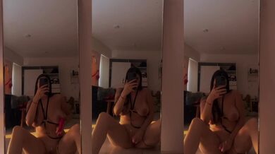 She imitates herself fucking her own reflection