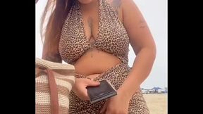 FUI S&Oacute_ DE VESTIDO SEM CALCINHA PRA PRAIA, UM F&Atilde_ SE APROXIMOU E FICAMOS CONVERSANDO PUTARIA