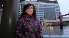 PublicSex krempelt ihre Muschi im Hotelzimmer