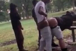 Rasblandat svart, barbacka, amatörer – offentligt klipp med amatör bögslynor knullade i röven barbacka