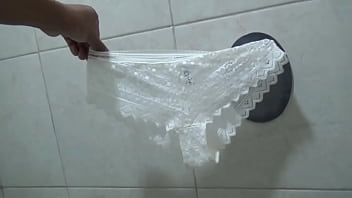 Cachetero blanco en llave del ba&ntilde_o