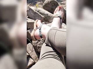 Danglin my sandals in the sun and enjoy my vieuw.