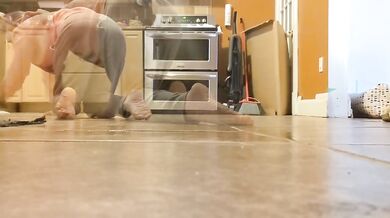 My housekeeper : naked on the floor on all fours !