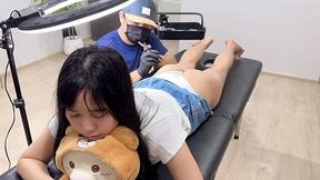 Tattoo master fucked petite Asian gf while making her tattoo on her ass