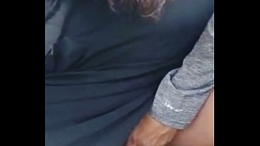 Exhibicionismo - Llev&eacute_ un consolador al parque y estuve  jugando con  &eacute_l en p&uacute_blico,  las personas que pasaban me observaban,  hasta que un extra&ntilde_o se ne acerc&oacute_ y me hecho una mano hasta terminar con un delicioso chorro