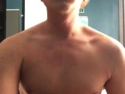 Orgasmo masculino con una gran carga de esperma. Hombre heterosexual con una vergota peluda.