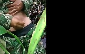Militar novinho tocando uma no mato