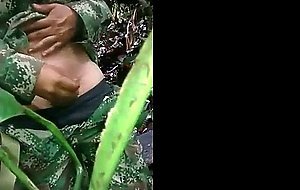 Militar novinho tocando uma no mato