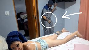 I received the cable TV technician without panties and gave him pussy without a condom!