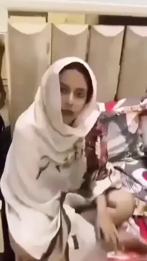 Pakistani MILF seduces young student in tutoring session