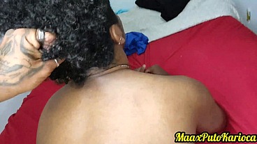 Fui comer o carinha , e o namorado dele acabou chegando e pegando a gente no ato, não é que o cara ficou olhando eu fuder seu namorado e acabou gozando no rabo dele pra servir de lubrifi
