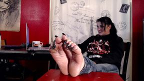 Long black Louis Vuitton toenails & soles