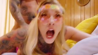 Ejaculare brutală &#8211; fată cu țâțe mari futută în cur de un pula mare și primește o creampie lipicioasă de un pula mare