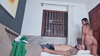 Peguei meu amigo descansando, esfreguei minha buceta na cara dele !