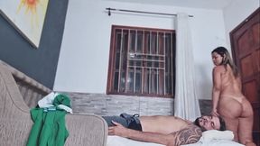 Peguei meu amigo descansando, esfreguei minha buceta na cara dele !