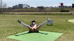 女装子まゆちゃんが河川敷の公園で向こう岸に人がいるのもお構いなしにはだかになって大股開きを繰り広げて日中の露出プレイを楽しんでいる