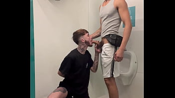 FUCKING RAW IN GYM SHOWERS