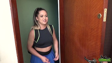 Evy Kethlyn é uma personal que vai dar aula para Loupan chegando lá ele saiu e o seu amigo Theló aproveita para picar rola na professora