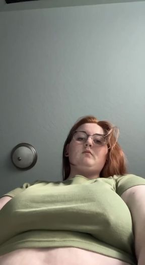 Chubby amateur sbbw unwraps big tits